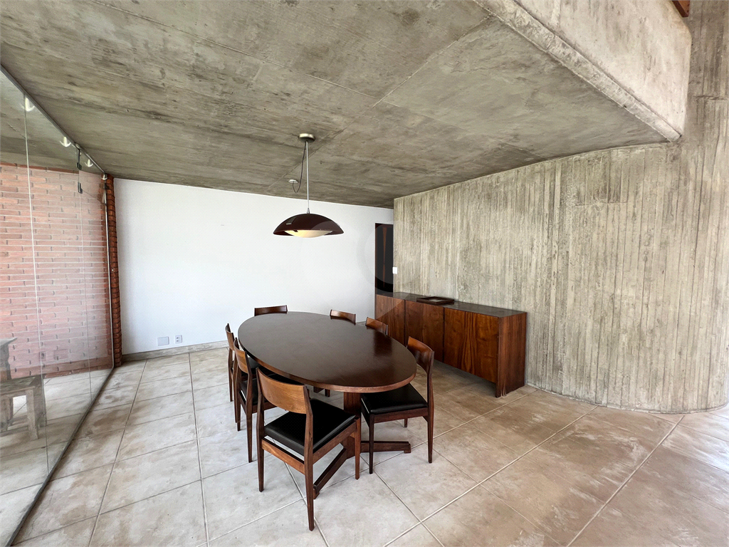CASA A VENDA COM 4 QUARTOS EM ALTO DE PINHEIROS.