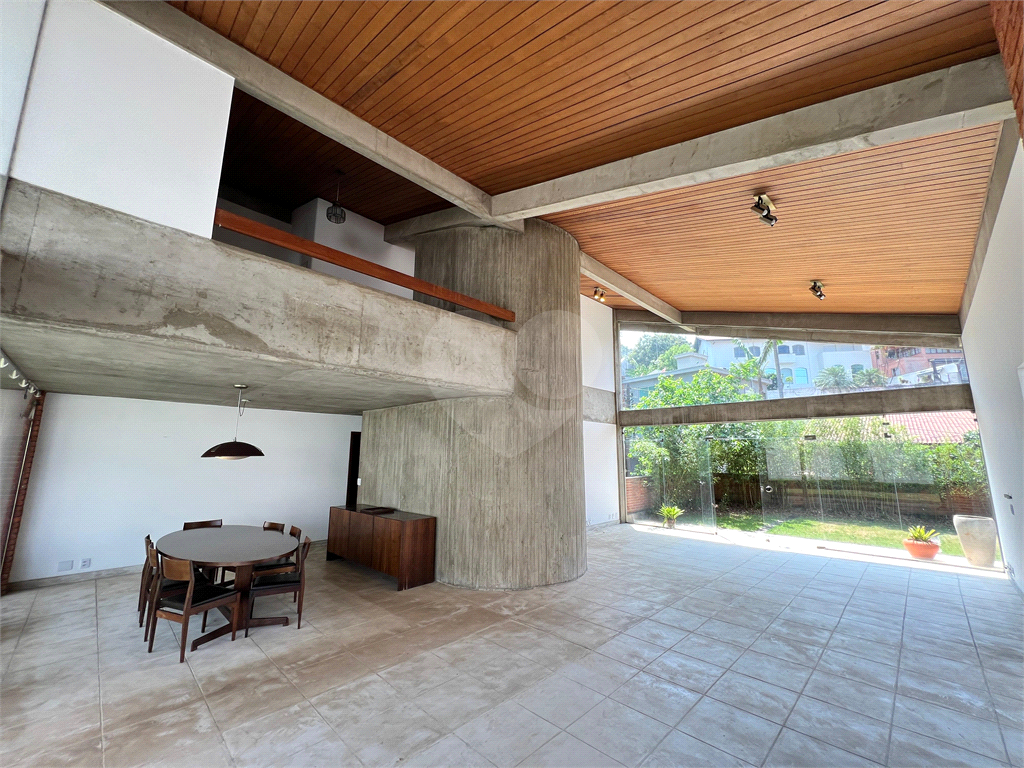 CASA A VENDA COM 4 QUARTOS EM ALTO DE PINHEIROS.