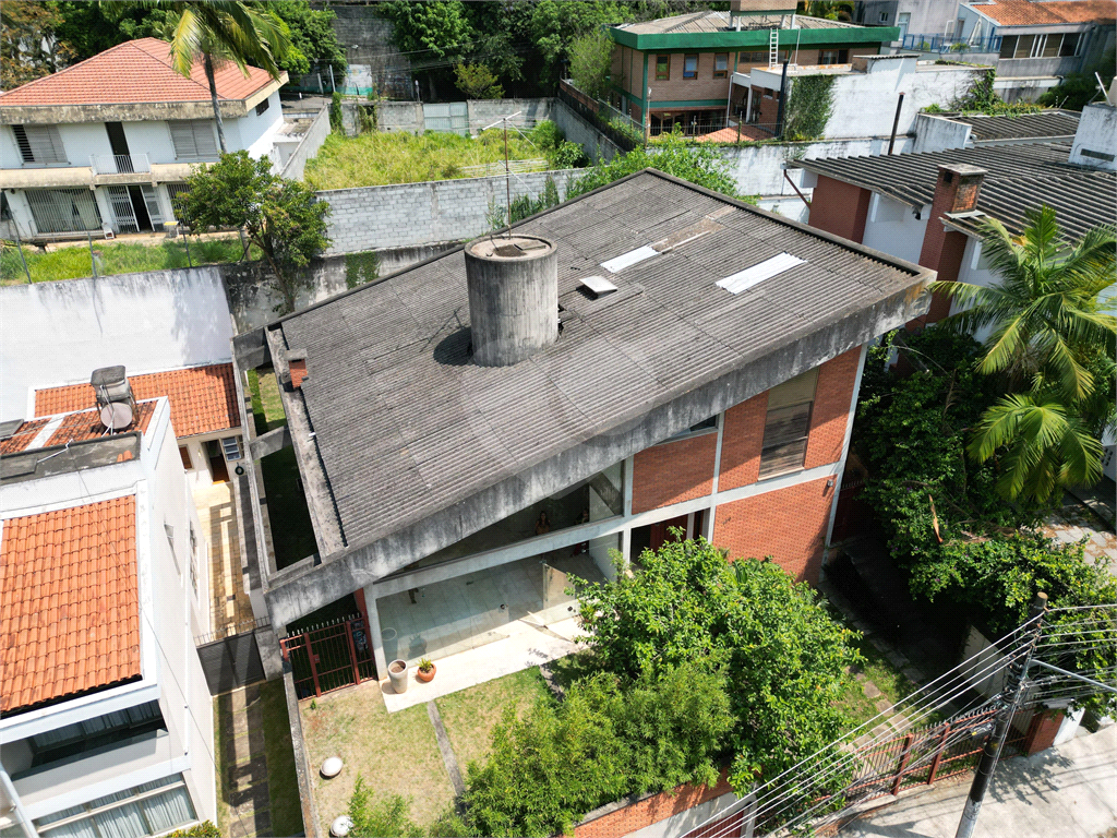 CASA A VENDA COM 4 QUARTOS EM ALTO DE PINHEIROS.