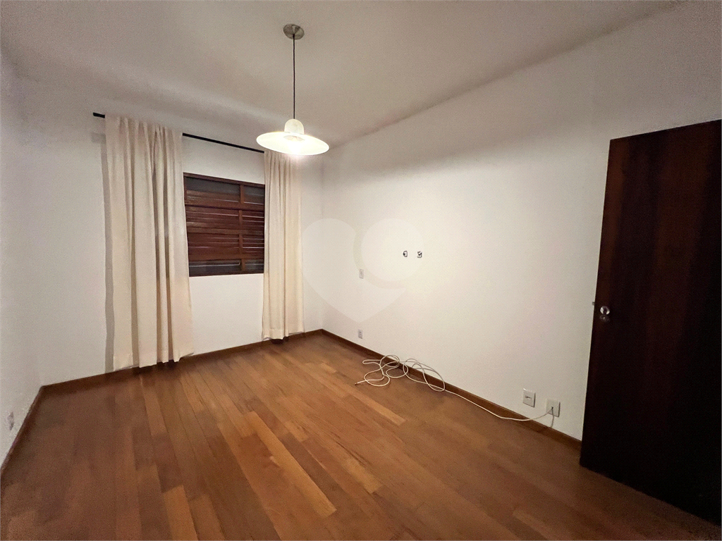 CASA A VENDA COM 4 QUARTOS EM ALTO DE PINHEIROS.