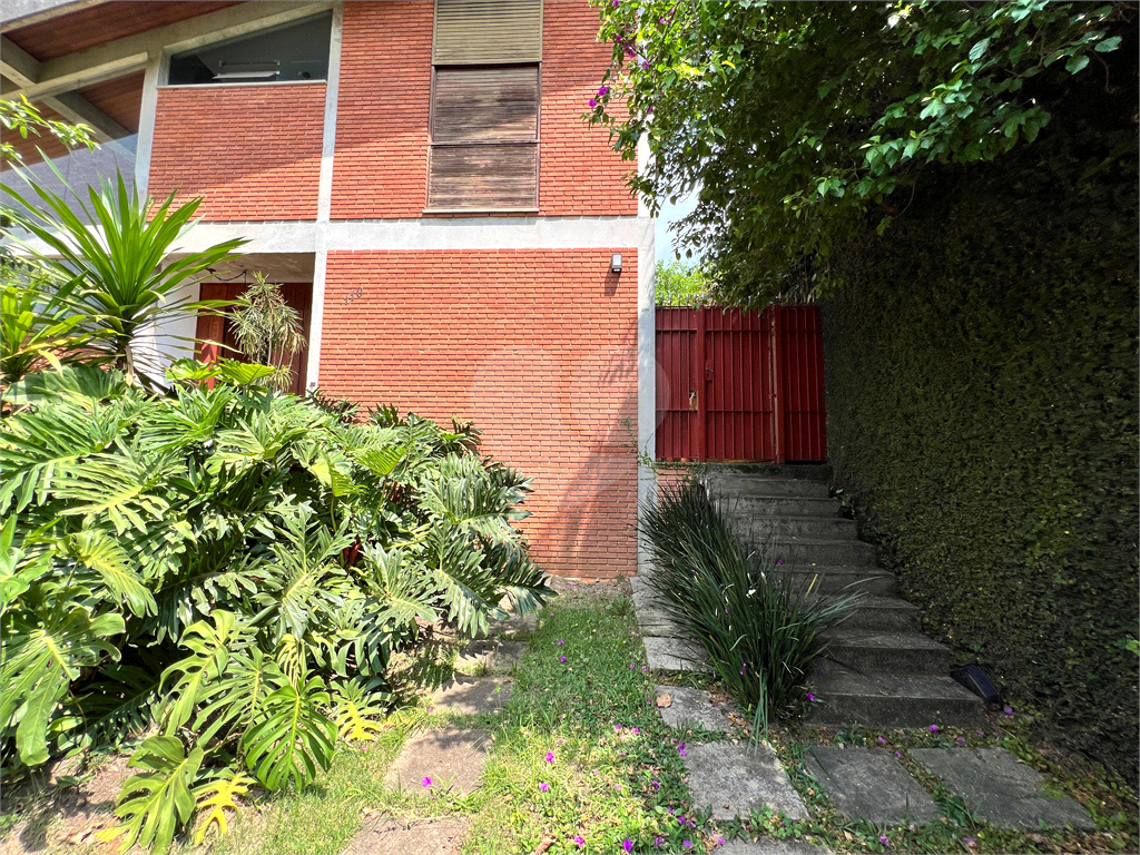 CASA A VENDA COM 4 QUARTOS EM ALTO DE PINHEIROS.
