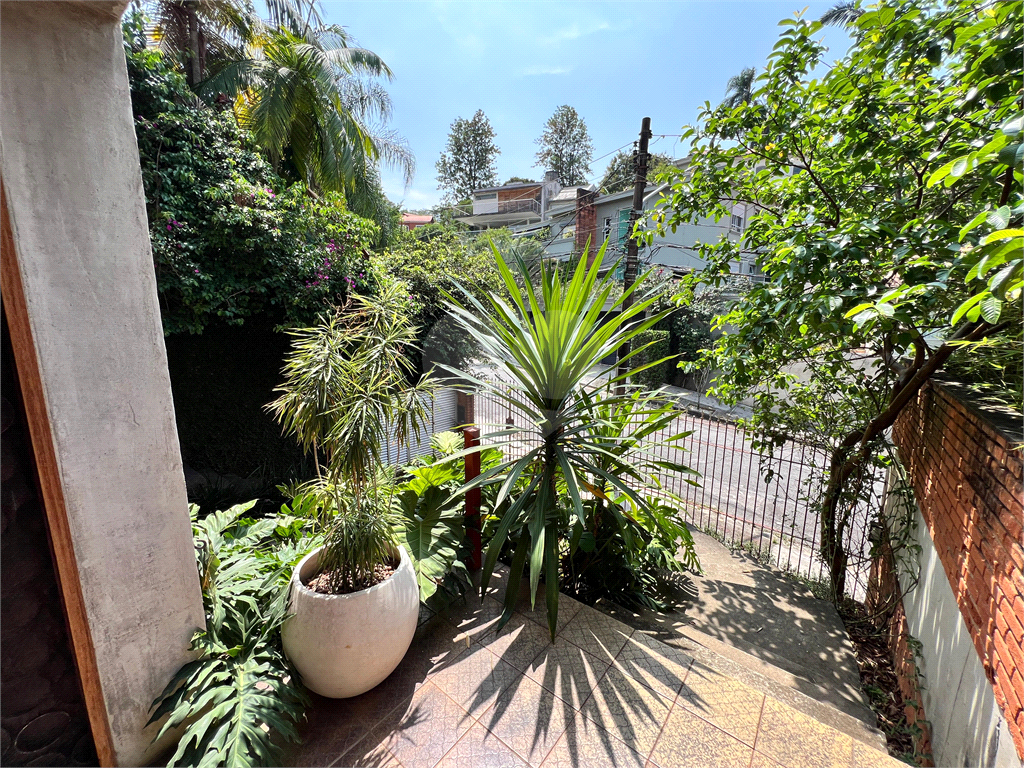 CASA A VENDA COM 4 QUARTOS EM ALTO DE PINHEIROS.