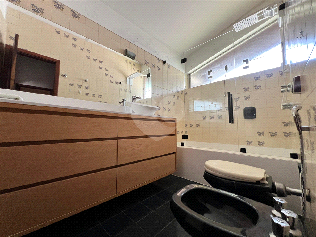 CASA A VENDA COM 4 QUARTOS EM ALTO DE PINHEIROS.