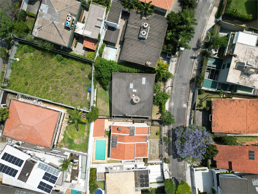 CASA A VENDA COM 4 QUARTOS EM ALTO DE PINHEIROS.