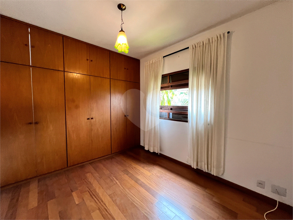 CASA A VENDA COM 4 QUARTOS EM ALTO DE PINHEIROS.