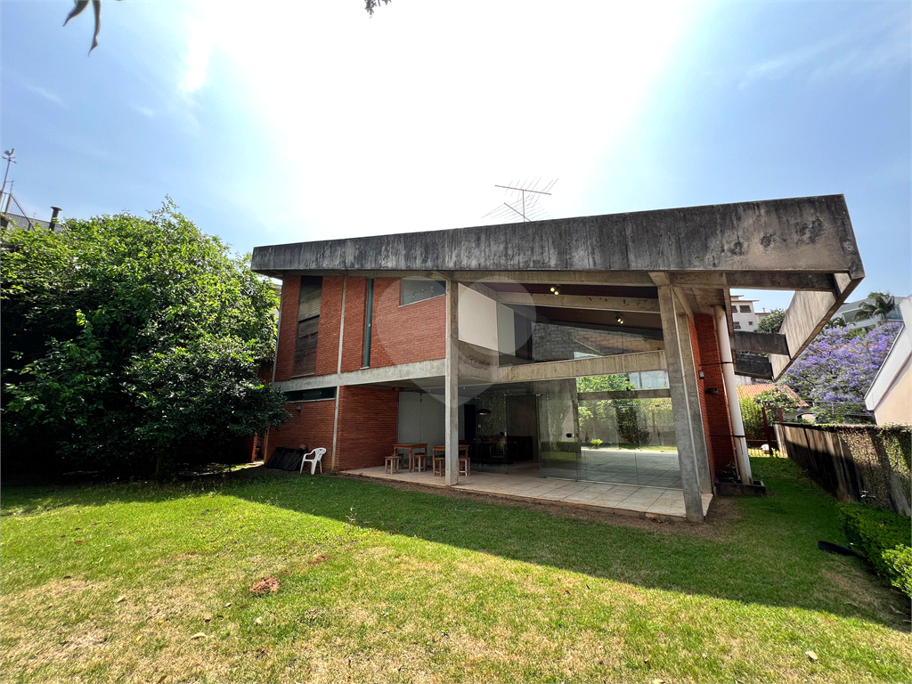 CASA A VENDA COM 4 QUARTOS EM ALTO DE PINHEIROS.