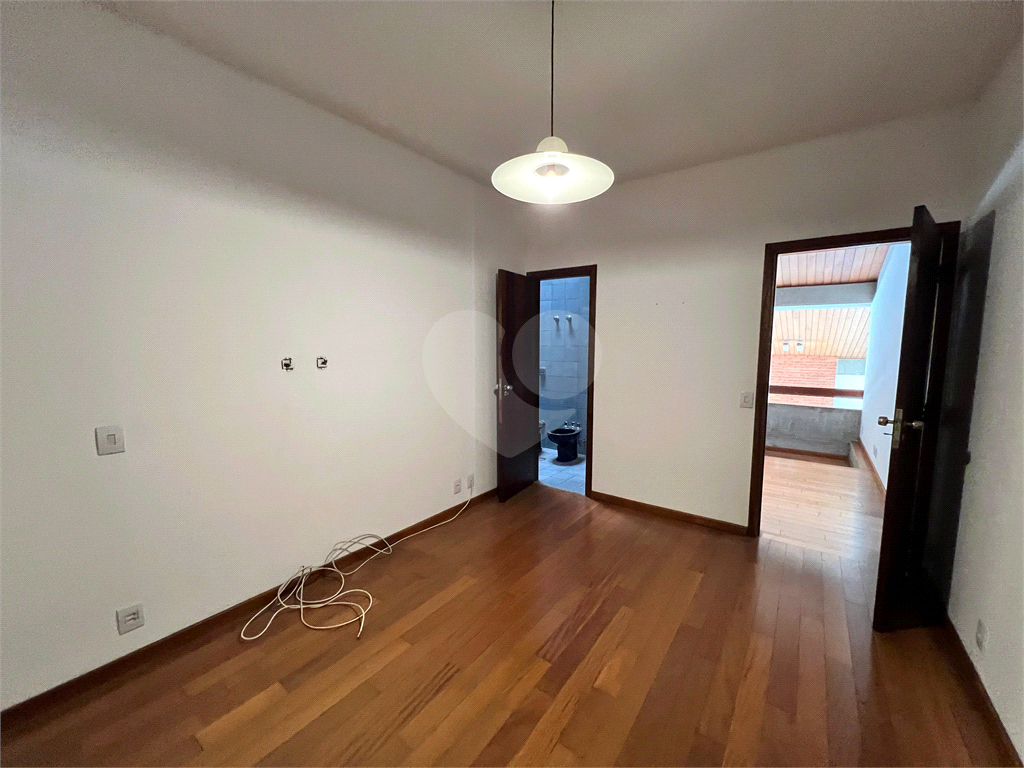 CASA A VENDA COM 4 QUARTOS EM ALTO DE PINHEIROS.
