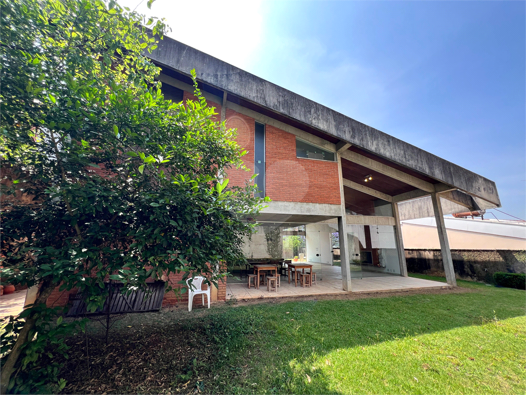 CASA A VENDA COM 4 QUARTOS EM ALTO DE PINHEIROS.
