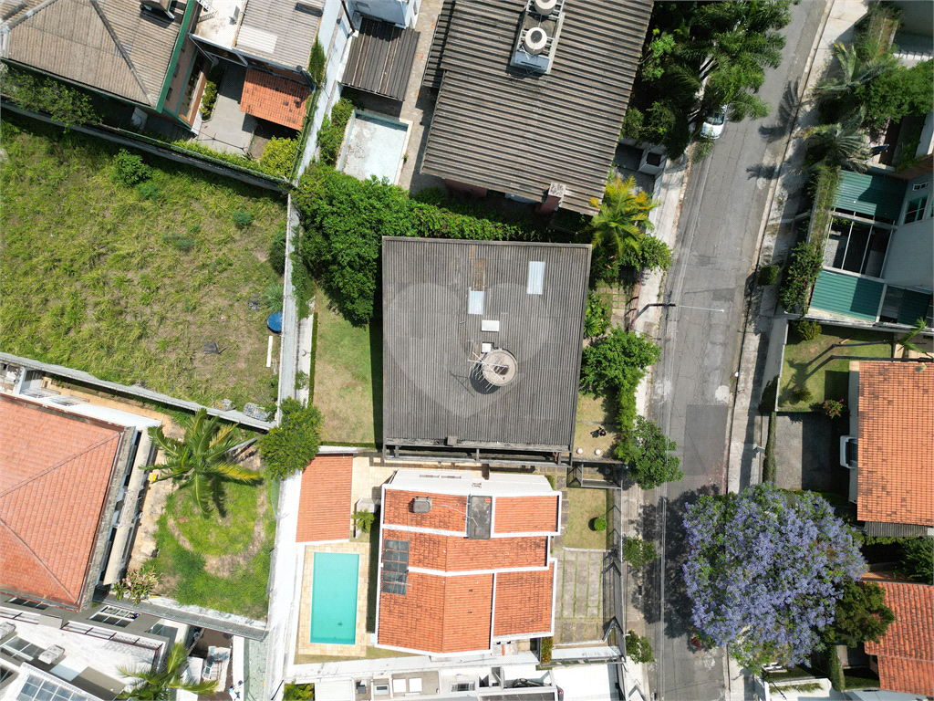 CASA A VENDA COM 4 QUARTOS EM ALTO DE PINHEIROS.