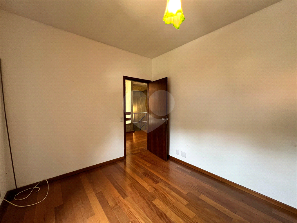 CASA A VENDA COM 4 QUARTOS EM ALTO DE PINHEIROS.