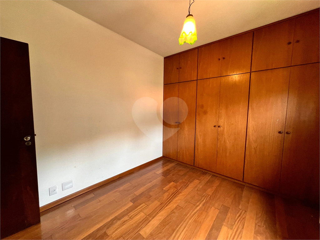 CASA A VENDA COM 4 QUARTOS EM ALTO DE PINHEIROS.