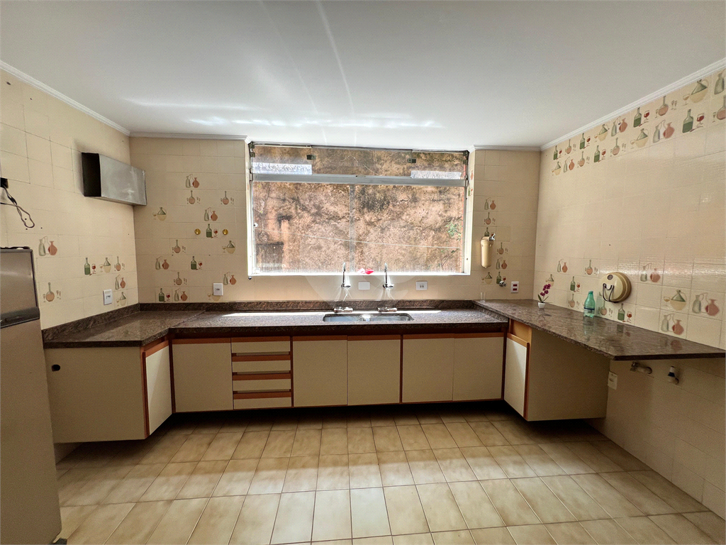 CASA A VENDA COM 4 QUARTOS EM ALTO DE PINHEIROS.