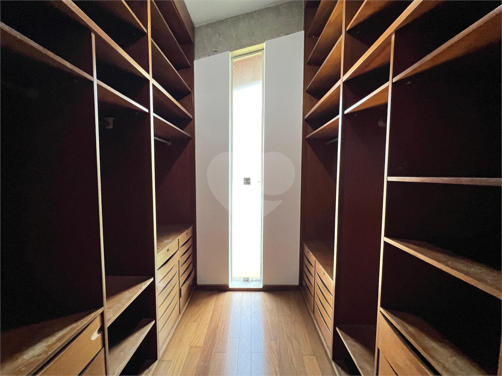 CASA A VENDA COM 4 QUARTOS EM ALTO DE PINHEIROS.