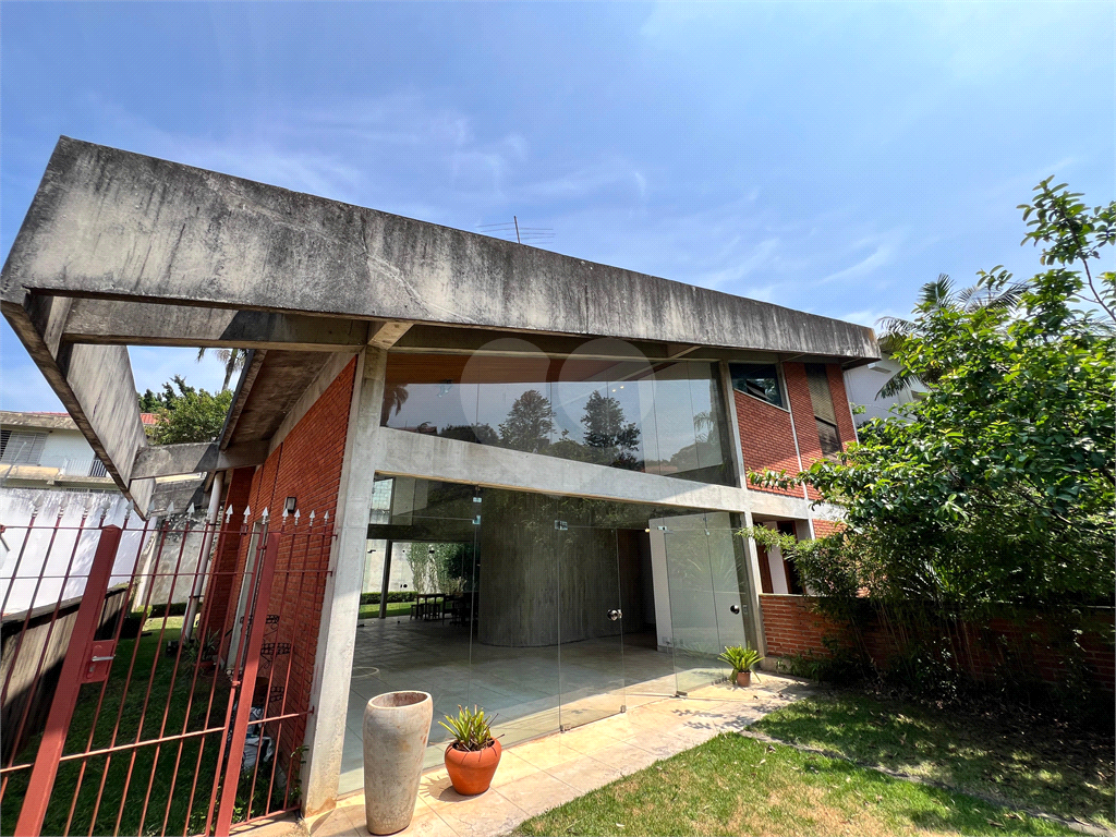 CASA A VENDA COM 4 QUARTOS EM ALTO DE PINHEIROS.