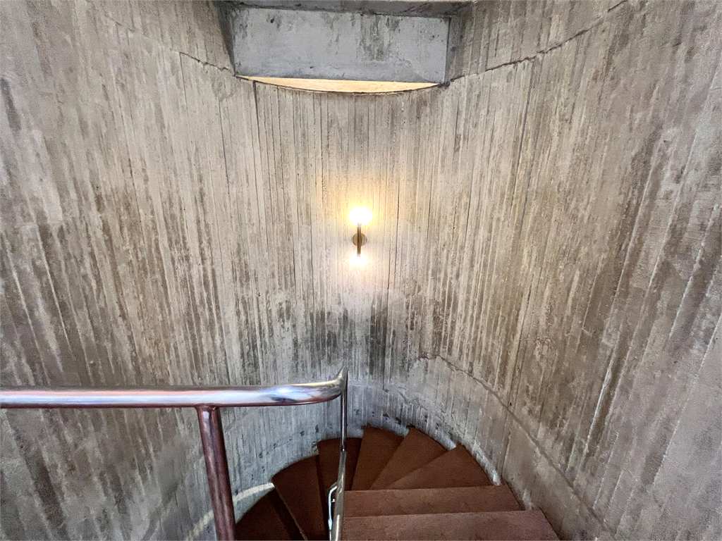 CASA A VENDA COM 4 QUARTOS EM ALTO DE PINHEIROS.