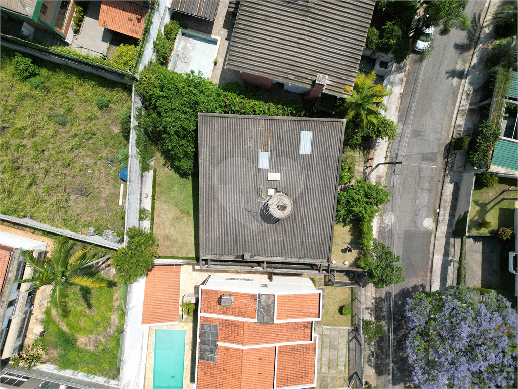 CASA A VENDA COM 4 QUARTOS EM ALTO DE PINHEIROS.