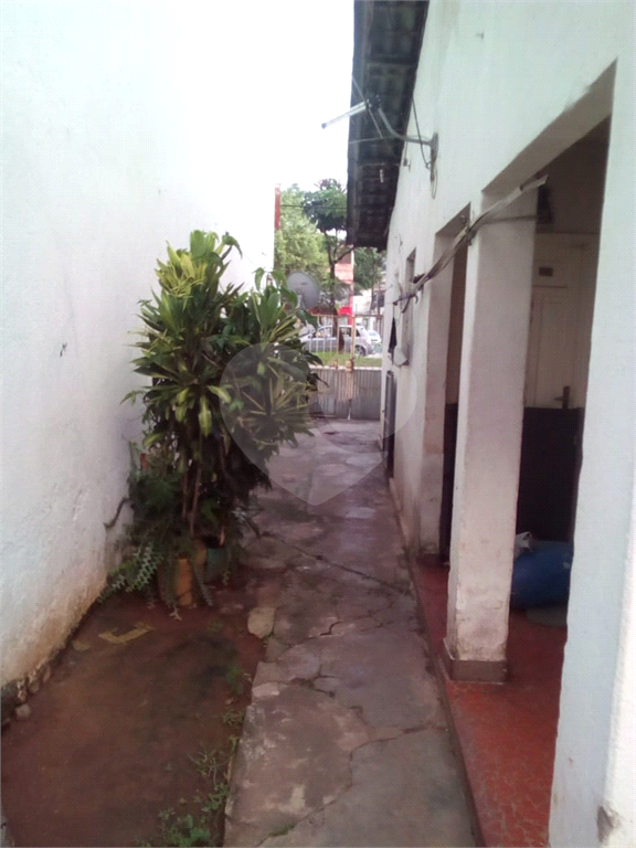 Casa térrea na avenida Engenheiro Caetano Alvares, com 2 entradas/ saídas na rua de trás do imóvel.

