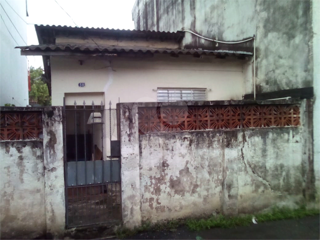 Casa térrea na avenida Engenheiro Caetano Alvares, com 2 entradas/ saídas na rua de trás do imóvel.
