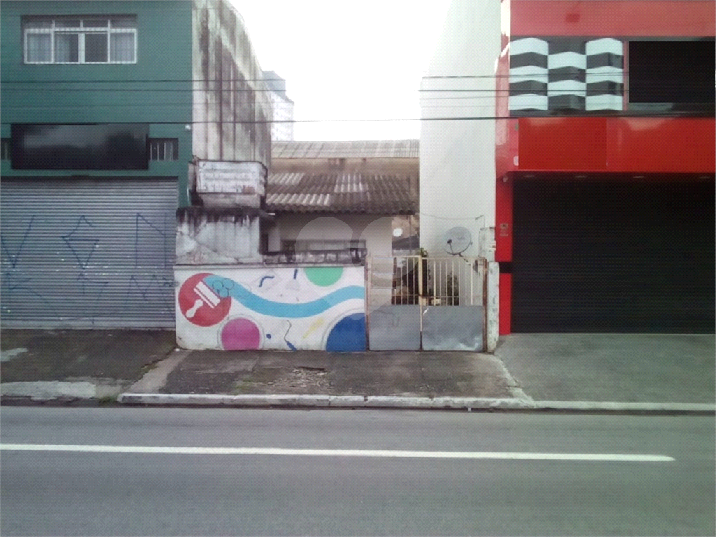 Casa térrea na avenida Engenheiro Caetano Alvares, com 2 entradas/ saídas na rua de trás do imóvel.
