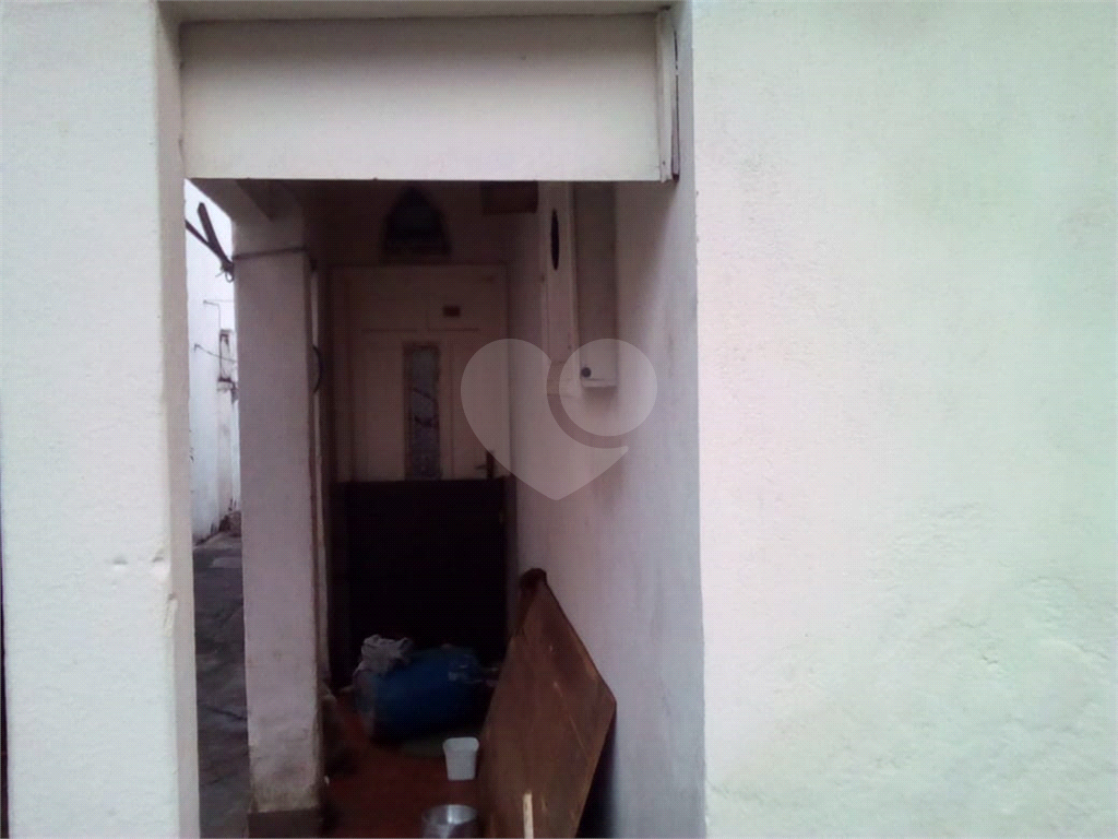 Casa térrea na avenida Engenheiro Caetano Alvares, com 2 entradas/ saídas na rua de trás do imóvel.

