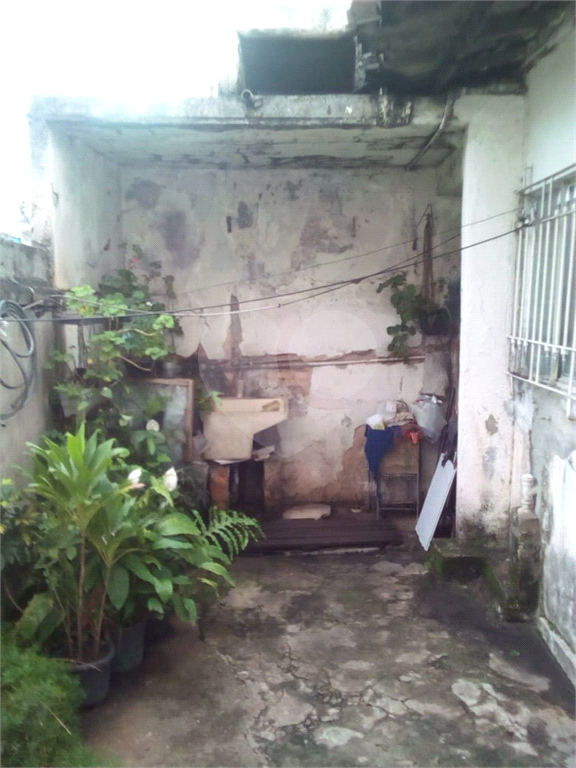 Casa térrea na avenida Engenheiro Caetano Alvares, com 2 entradas/ saídas na rua de trás do imóvel.
