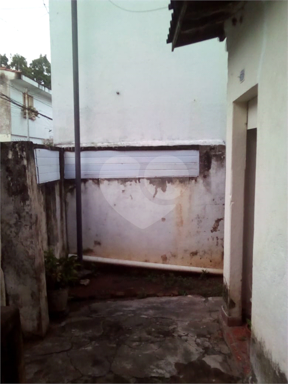 Casa térrea na avenida Engenheiro Caetano Alvares, com 2 entradas/ saídas na rua de trás do imóvel.
