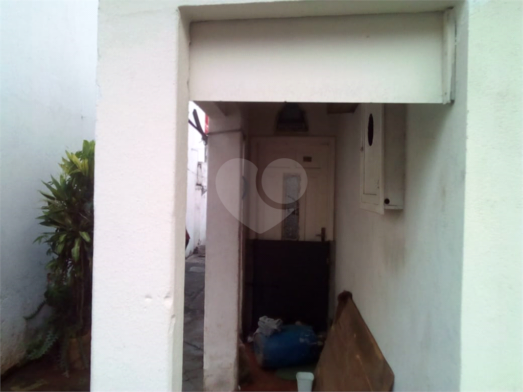 Casa térrea na avenida Engenheiro Caetano Alvares, com 2 entradas/ saídas na rua de trás do imóvel.

