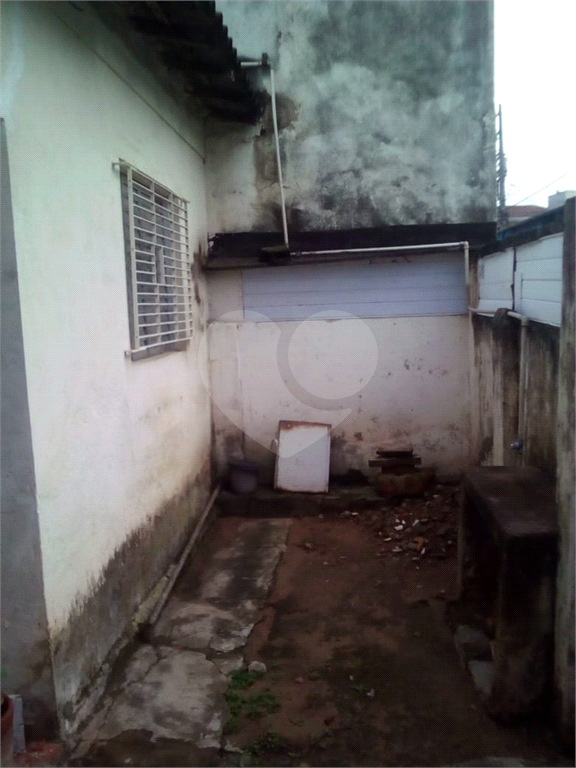 Casa térrea na avenida Engenheiro Caetano Alvares, com 2 entradas/ saídas na rua de trás do imóvel.

