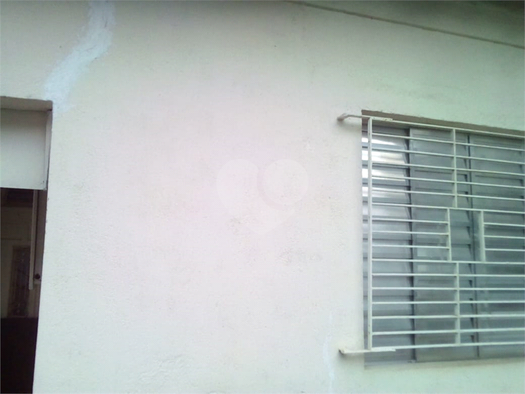 Casa térrea na avenida Engenheiro Caetano Alvares, com 2 entradas/ saídas na rua de trás do imóvel.

