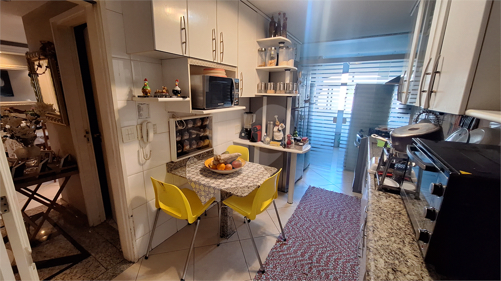 Para quem procura exclusividade, no condomínio mais charmoso de Perdizes. Condomínio Burgos do Sumaré, Praça Irmãos Karmann, Apartamento com 3 dormitórios, sendo 2 suítes, todos com sacada, 2  vagas de garagem,