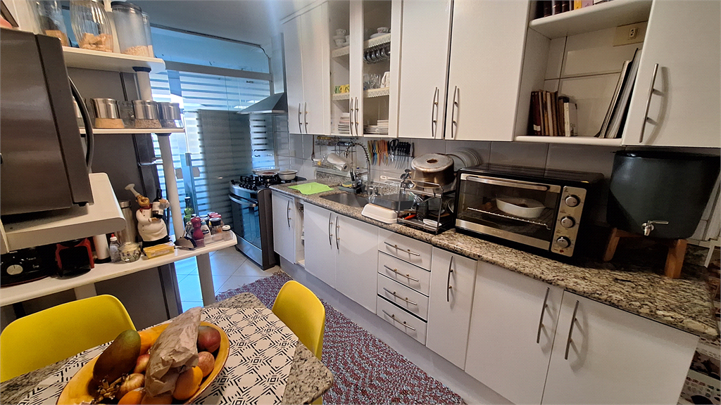 Para quem procura exclusividade, no condomínio mais charmoso de Perdizes. Condomínio Burgos do Sumaré, Praça Irmãos Karmann, Apartamento com 3 dormitórios, sendo 2 suítes, todos com sacada, 2  vagas de garagem,