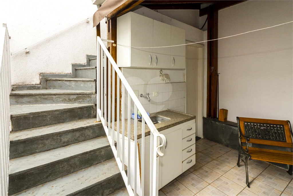 Sobrado de 364m² com 4 dormitórios, 2 suítes e 6 vagas de garagem