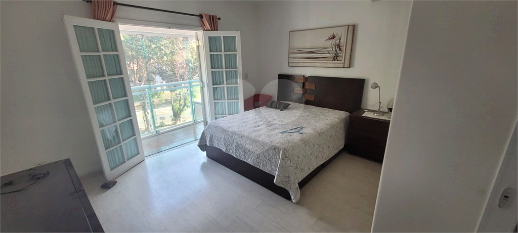 Sobrado de 364m² com 4 dormitórios, 2 suítes e 6 vagas de garagem