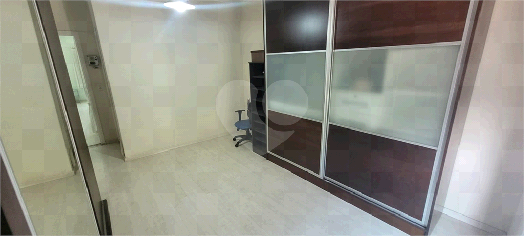 Sobrado de 364m² com 4 dormitórios, 2 suítes e 6 vagas de garagem