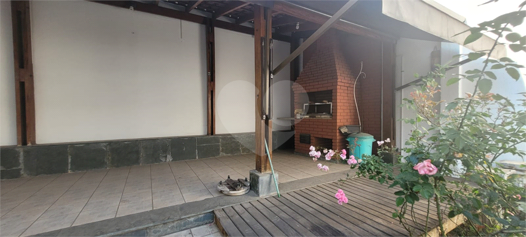 Sobrado de 364m² com 4 dormitórios, 2 suítes e 6 vagas de garagem