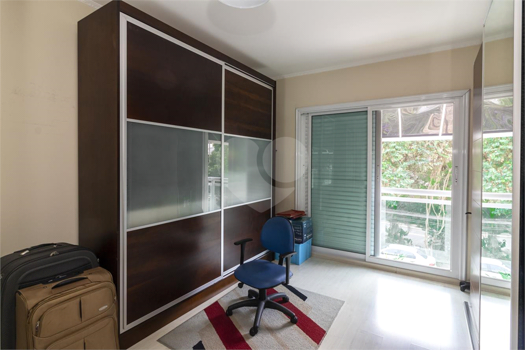 Sobrado de 364m² com 4 dormitórios, 2 suítes e 6 vagas de garagem
