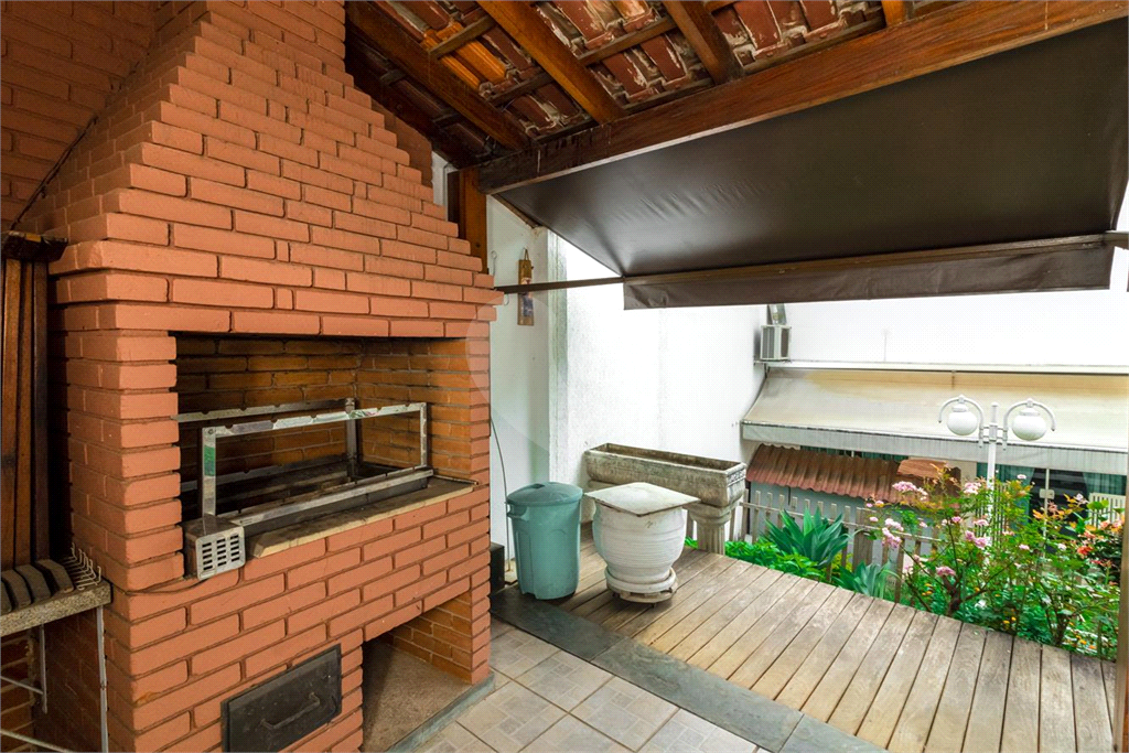 Sobrado de 364m² com 4 dormitórios, 2 suítes e 6 vagas de garagem