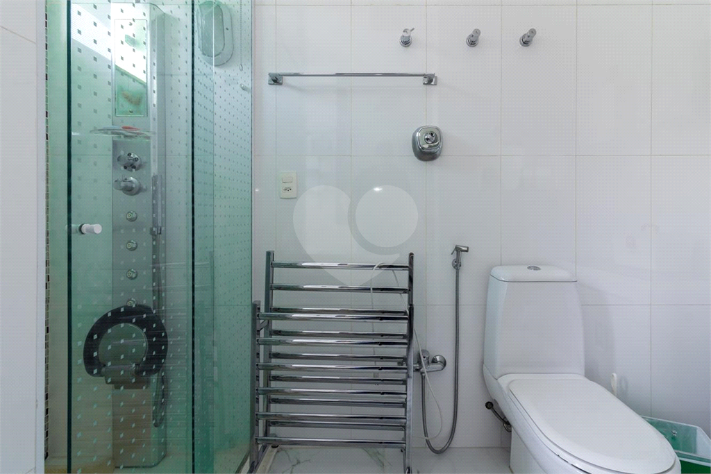 Sobrado de 364m² com 4 dormitórios, 2 suítes e 6 vagas de garagem