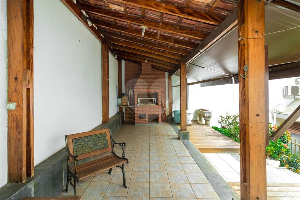 Sobrado de 364m² com 4 dormitórios, 2 suítes e 6 vagas de garagem