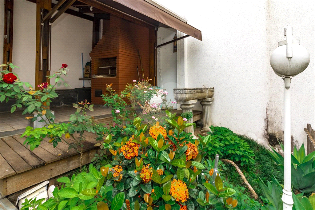 Sobrado de 364m² com 4 dormitórios, 2 suítes e 6 vagas de garagem