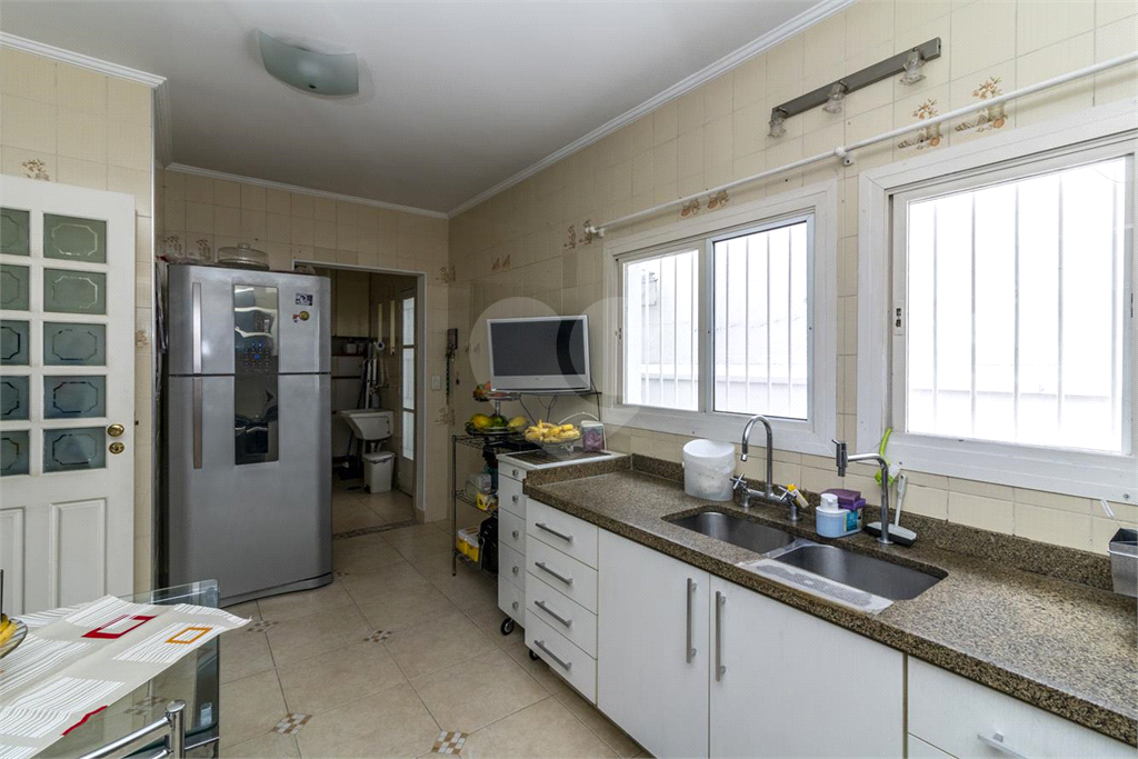 Sobrado de 364m² com 4 dormitórios, 2 suítes e 6 vagas de garagem