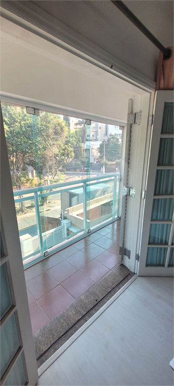 Sobrado de 364m² com 4 dormitórios, 2 suítes e 6 vagas de garagem