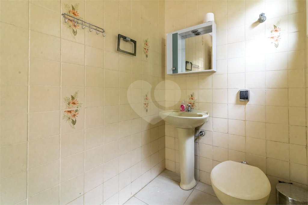 Sobrado de 364m² com 4 dormitórios, 2 suítes e 6 vagas de garagem