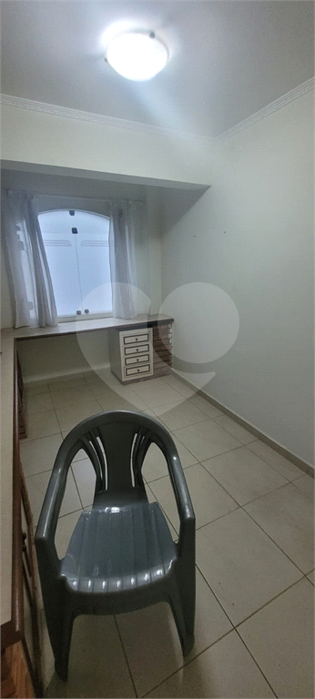 Sobrado de 364m² com 4 dormitórios, 2 suítes e 6 vagas de garagem