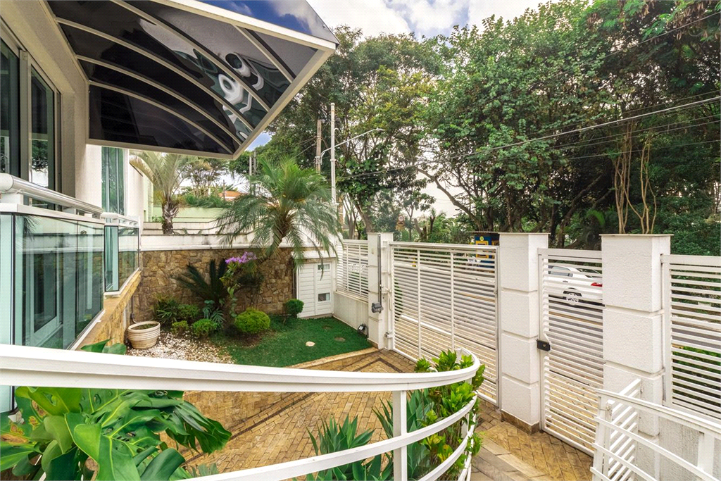 Sobrado de 364m² com 4 dormitórios, 2 suítes e 6 vagas de garagem