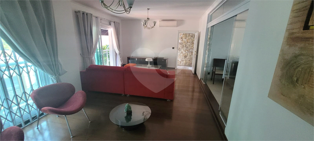 Sobrado de 364m² com 4 dormitórios, 2 suítes e 6 vagas de garagem