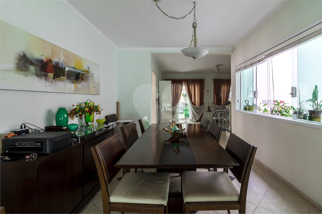 Sobrado de 364m² com 4 dormitórios, 2 suítes e 6 vagas de garagem