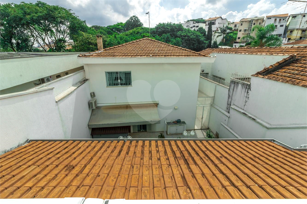Sobrado de 364m² com 4 dormitórios, 2 suítes e 6 vagas de garagem
