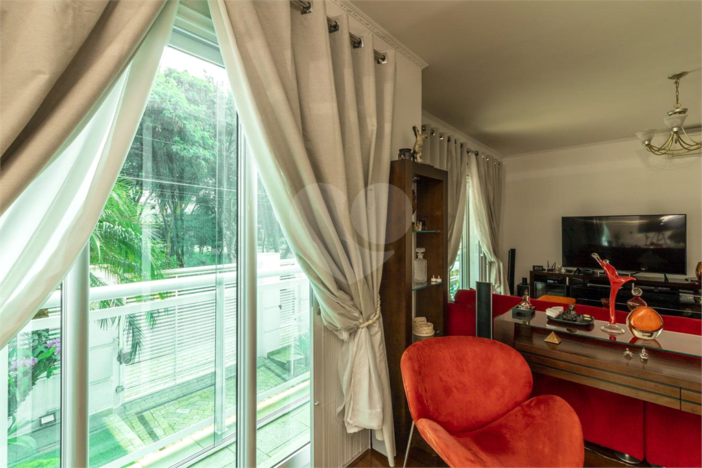 Sobrado de 364m² com 4 dormitórios, 2 suítes e 6 vagas de garagem