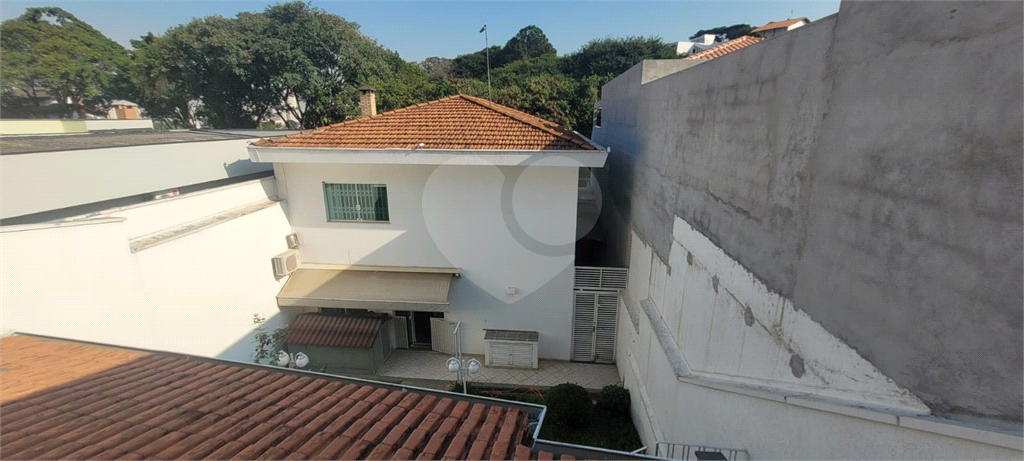 Sobrado de 364m² com 4 dormitórios, 2 suítes e 6 vagas de garagem
